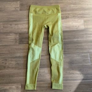 Women’s fabletics leggings worn once size M.